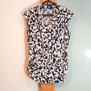 APT 9. Elegant Sleeveless V-neck Top with Scrunch Sides